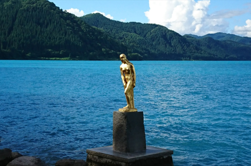 田沢湖の辰子像